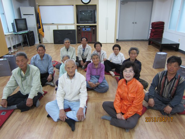 이연희 서울여대 교수(앞줄 맨 오른쪽)가 이끈 연구진이 전북 순창군 귀주마을 등 8곳에 사는 장수인의 장 속에서 한국형 장수 유산균 ‘LF9988’을 발굴해 상업화에 성공했다. - 서울여대 제공